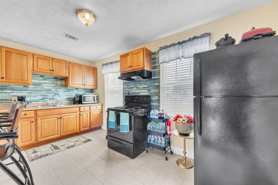 House, 3 Bedrooms | Private kitchen | Fridge, oven, coffee/tea maker