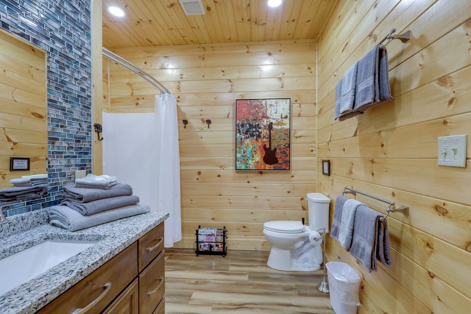 Majestic Mountain Views: Sevierville Escape! Cottage in Pigeon Forge