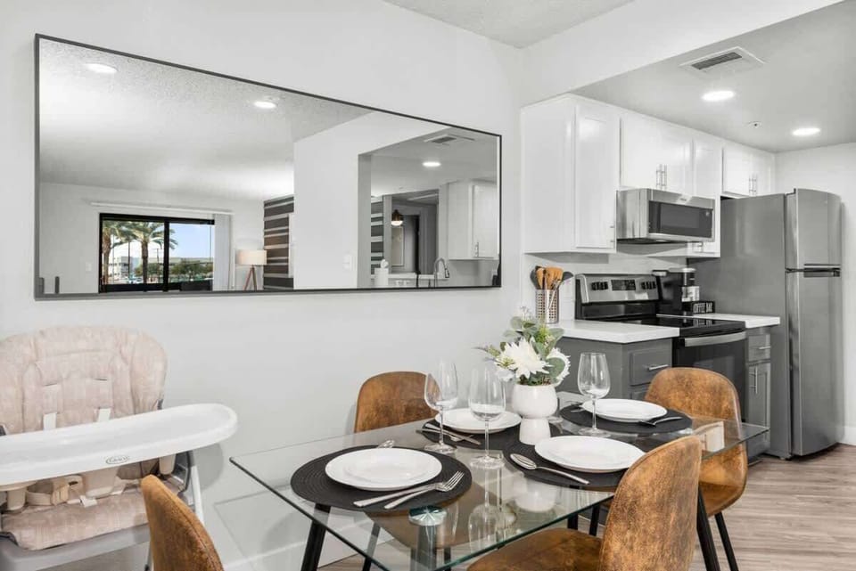 Dining area (seats 4), high chair and fully-functional kitchenette with basic cooking ware
