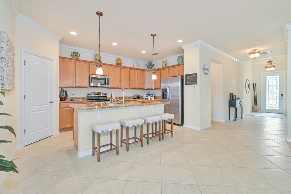 Palm Shores at The Preserve at Corkscrew - Fully equipped kitchen with breakfast bar