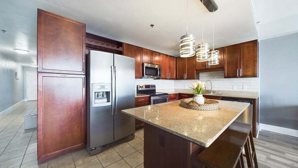 Full kitchen with breakfast bar and all the cooking essentials