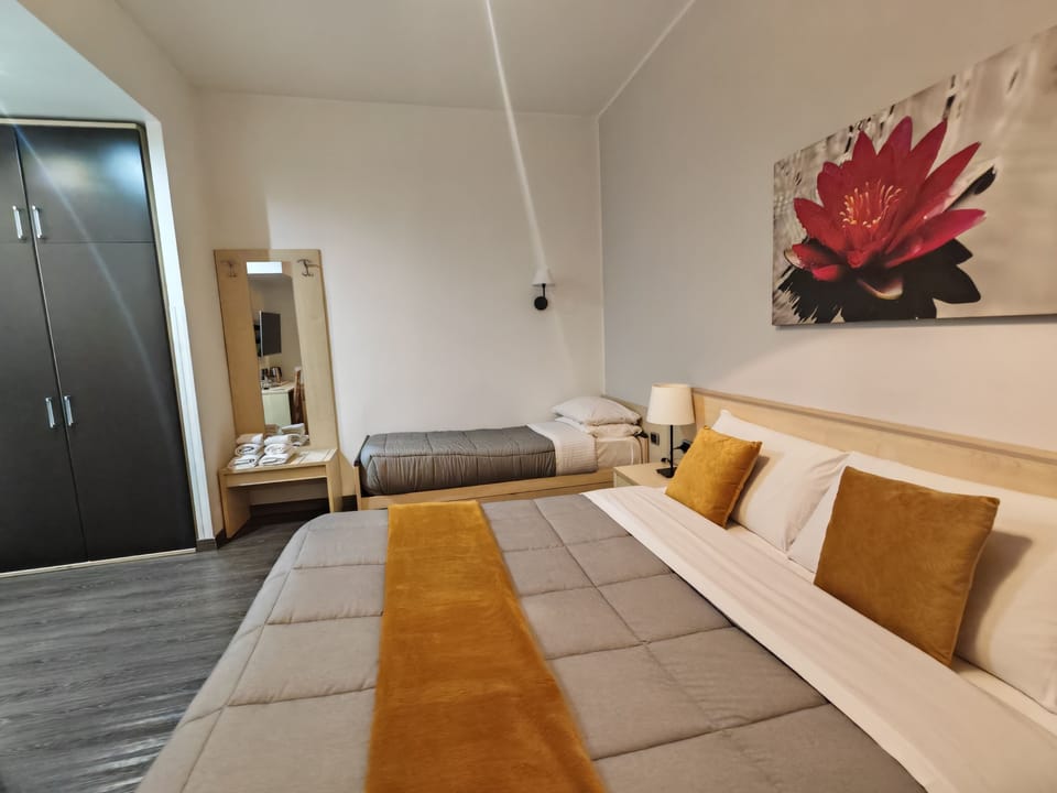 Comfort Triple Room | In-room safe, iron/ironing board (on request), WiFi (free)