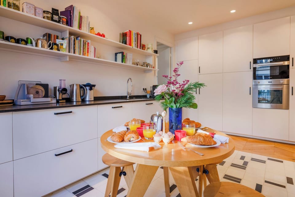 Luxury Apartment, City View | Private kitchen