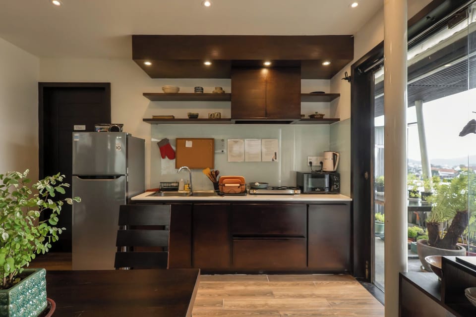Microwave, stovetop, cookware/dishes/utensils