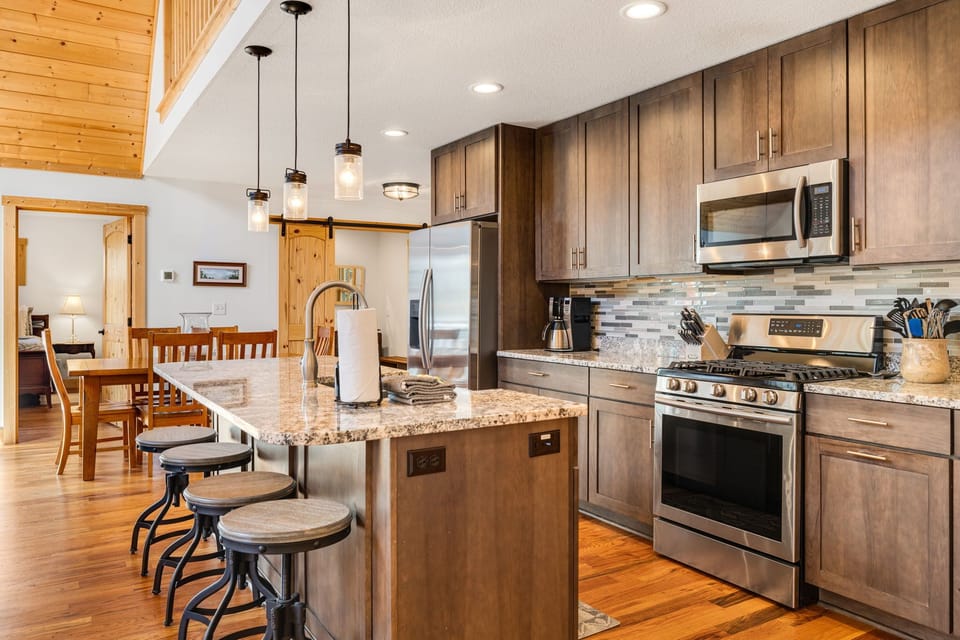 Fully Equipped Kitchen w/ Stainless Steel Appliances