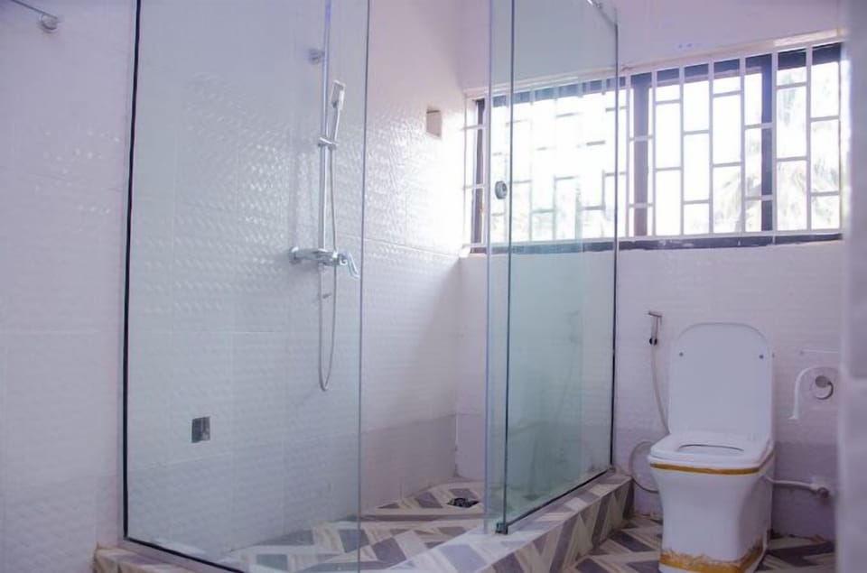 Deluxe Room, Balcony, City View | Bathroom | Free toiletries, hair dryer, towels, soap