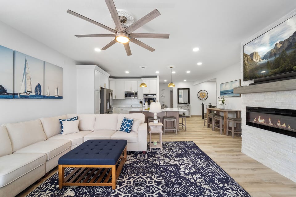 UPPER LEVEL LAKEVIEW LIVING AREA