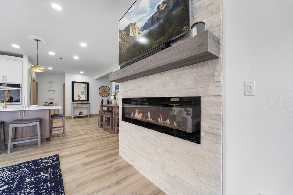 UPPER LEVEL LAKEVIEW LIVING AREA