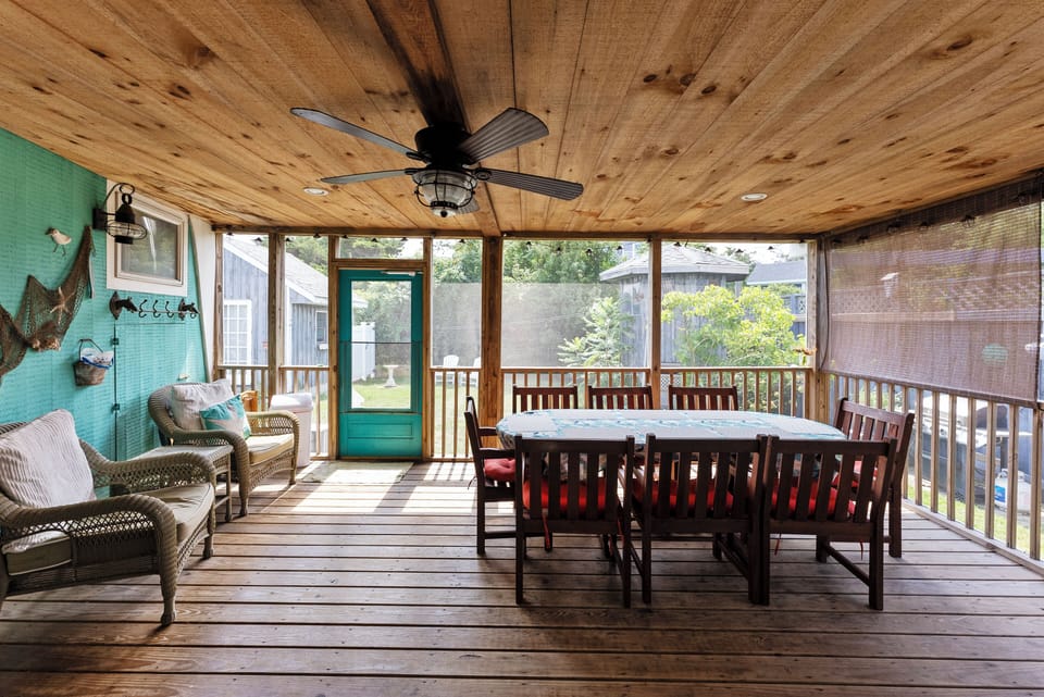 Ample screened porch with daybed can hosted game nights of 12+ participants.