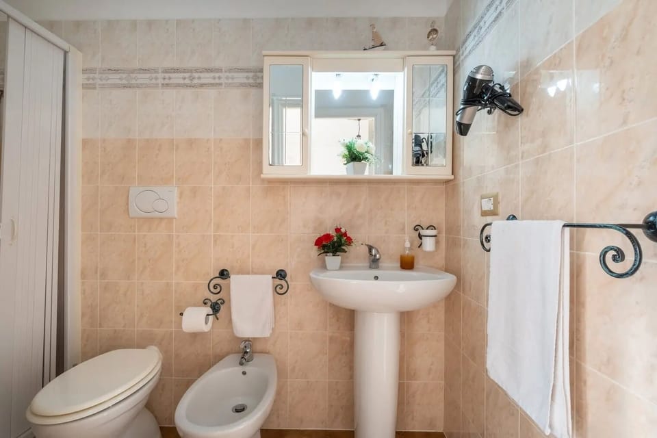 Room, 1 Bedroom, Smoking, Patio | Bathroom