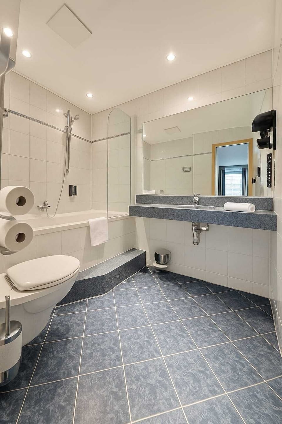 Junior Suite | Bathroom | Hair dryer, towels, soap, shampoo