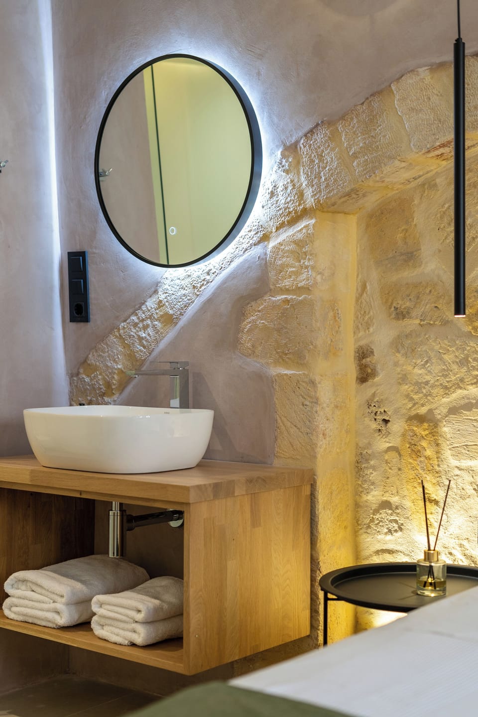 Comfort Studio Suite | Premium bedding, minibar, desk, laptop workspace
