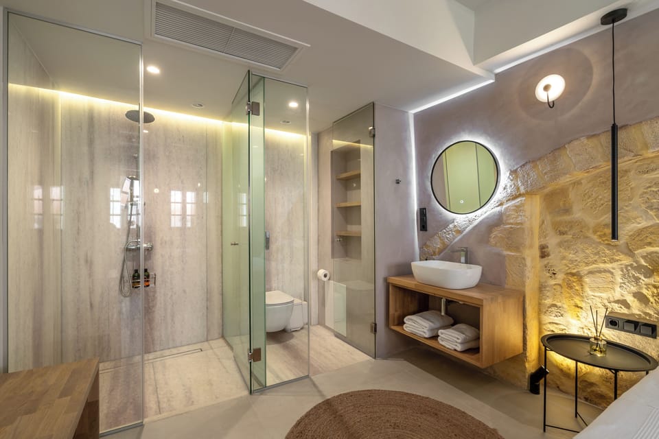 Comfort Studio Suite | Premium bedding, minibar, desk, laptop workspace