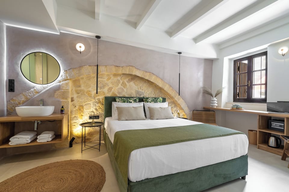 Comfort Studio Suite | Premium bedding, minibar, desk, laptop workspace