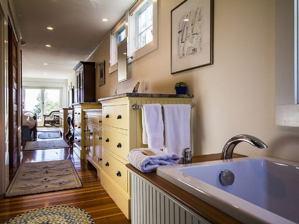 Captain's Quarter's bathroom 