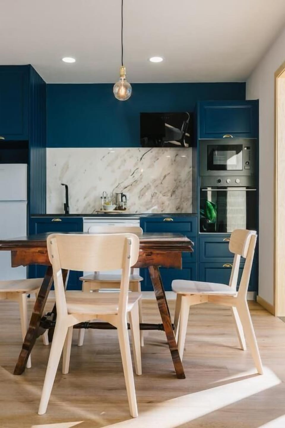 Full-size fridge, microwave, oven, stovetop