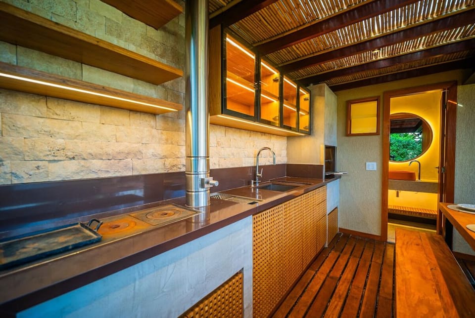 Deluxe House | Private kitchen | Fridge, microwave, stovetop, blender