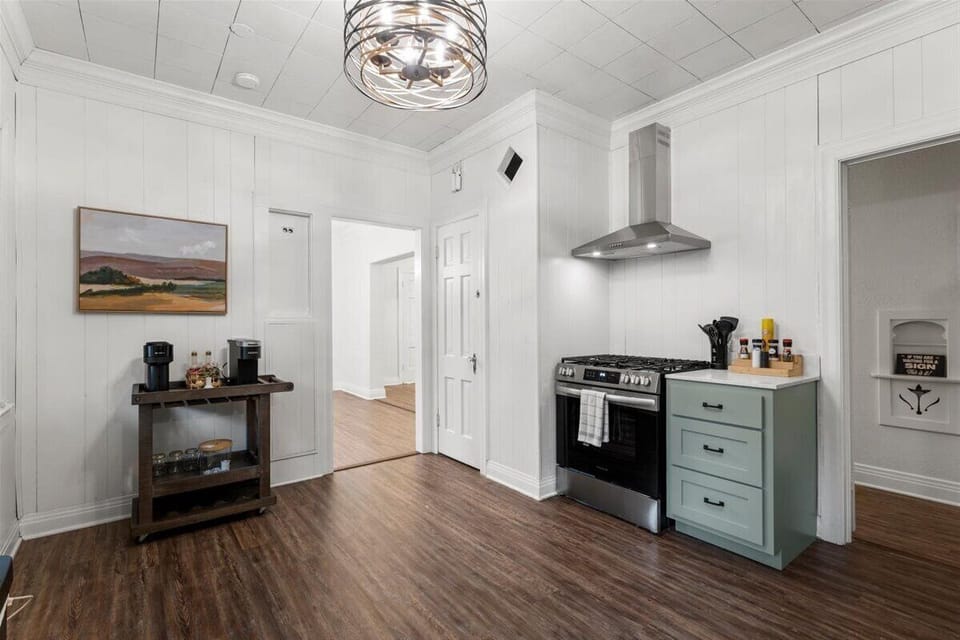 Gather, cook, and enjoy quality time in this cozy kitchen retreat. 👨‍👩‍👧‍👦🍕