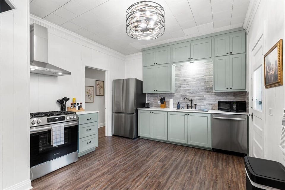 From quick bites to dinners, this inviting kitchen is ready for it all. 🍽️🔥