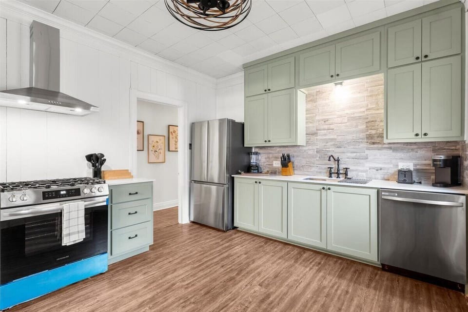 Modern appliances meet homey charm in this stylish cooking space. 🏡🍽️