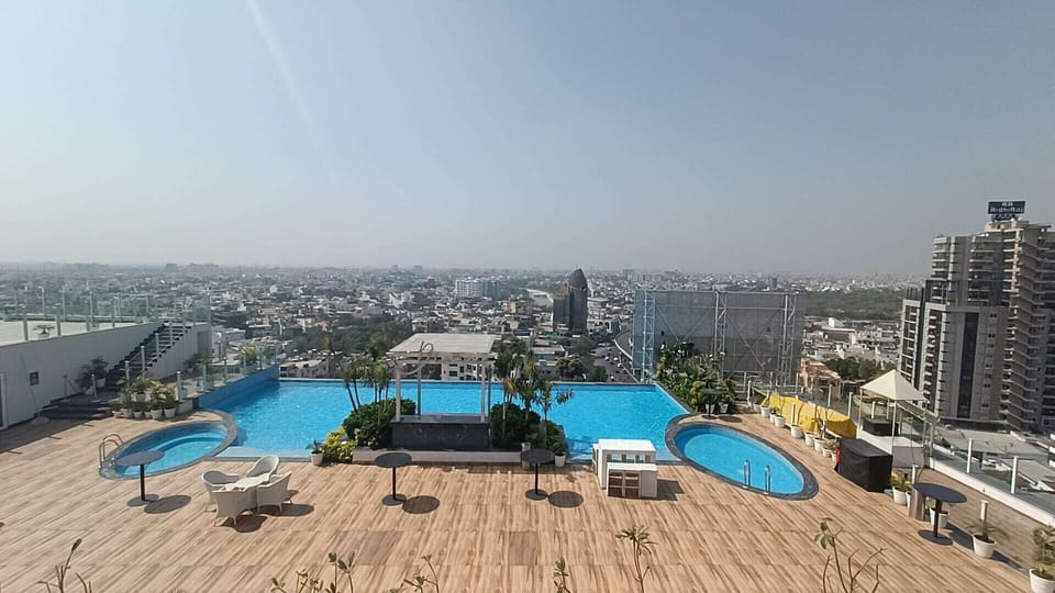 2 outdoor pools