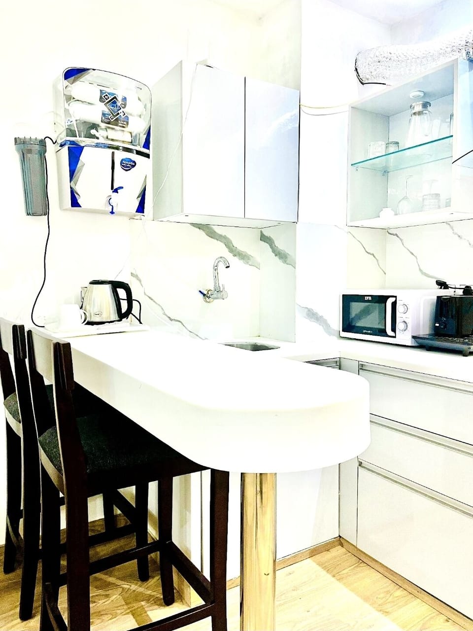 Deluxe Apartment, City View | Private kitchen | Fridge, microwave, oven, cookware/dishes/utensils