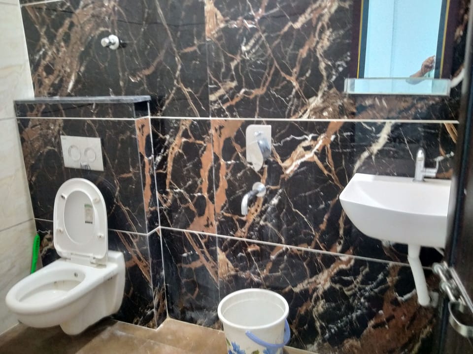Family Quadruple Room | Bathroom | Free toiletries, bathrobes, slippers, towels