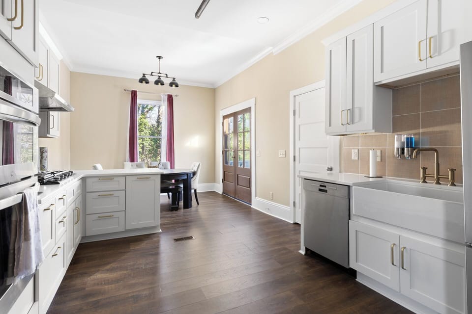 🌿 Clean lines & modern design—this kitchen makes meal prep feel easy