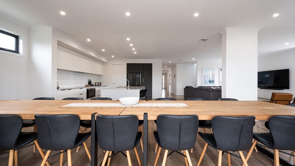 Dining table that has 16 seats 