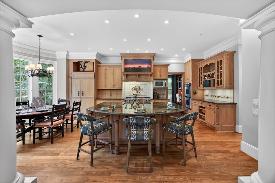 Fully equipped kitchen with island seating
