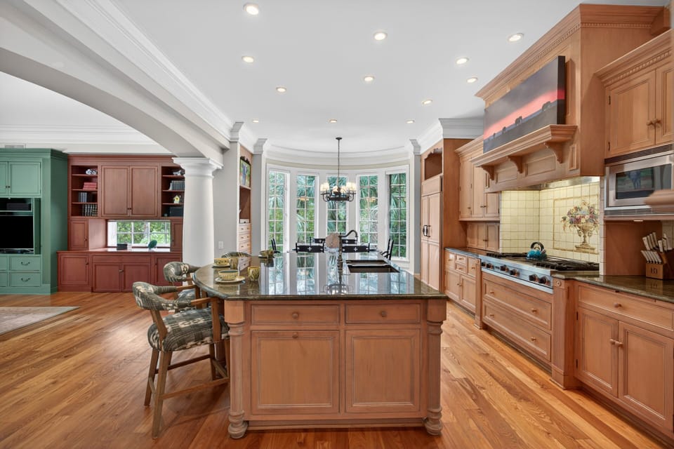 Fully equipped kitchen with island seating