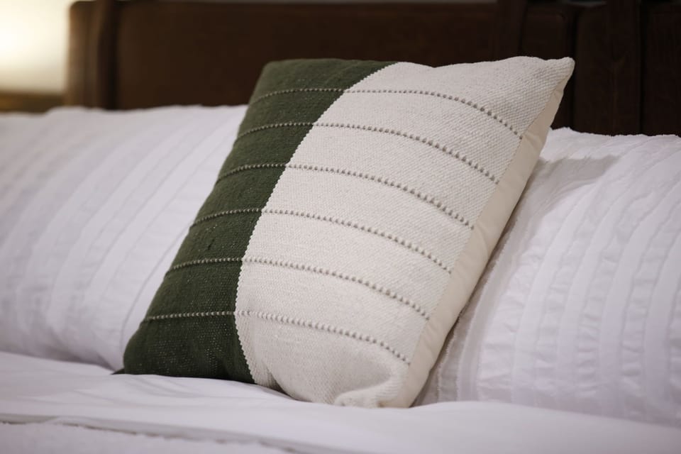 After a long day, there’s nothing better than sinking into the comfort of a plush king bed. The Rustic Retreat is built for rest, relaxation, and the perfect night’s sleep.