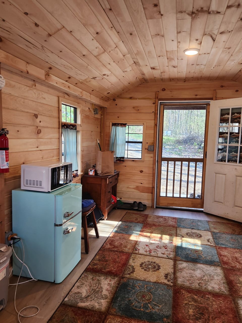 Microwave, minifrdge for easy cabin camping