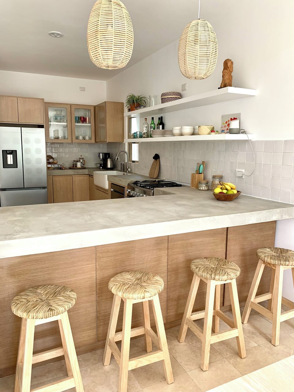 Breakfast counter with 4 stools, ideal for easy meals or chatting with the cook.