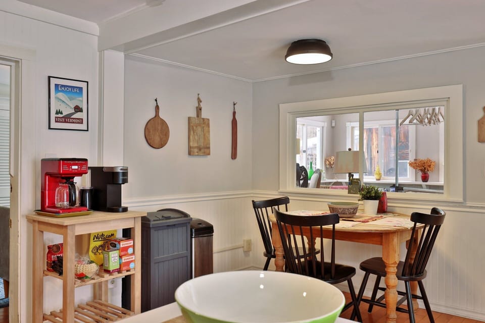 Use the round table by the pass-through for coffee or a casual breakfast close to the kitchen counters.