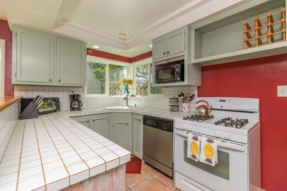 Fully-stocked kitchen!