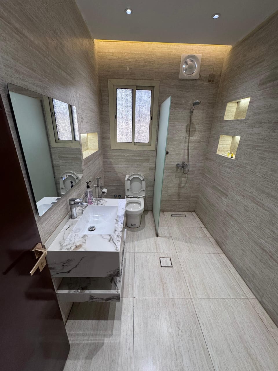 Classic Suite | Bathroom | Shower, towels, soap, shampoo