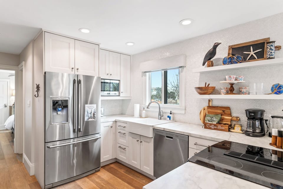 Fully Equipped Kitchen with All Major Appliances for Easy Cooking