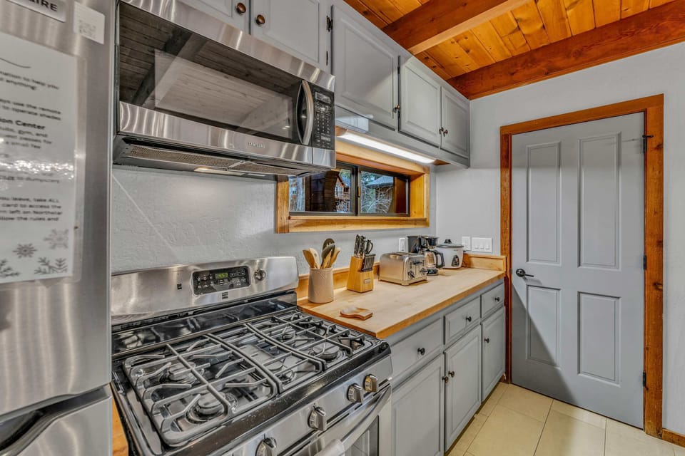 Kitchen: Fully equipped, drip coffee maker, toaster, cookware