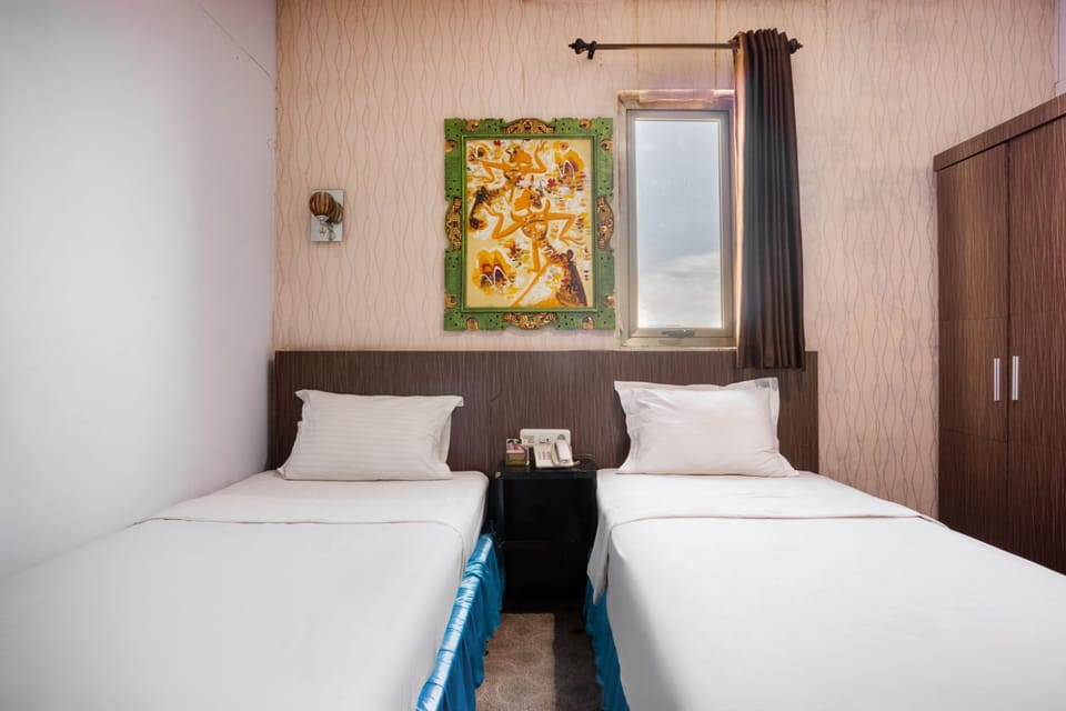 Deluxe Twin Room | Premium bedding, desk, WiFi (free), bed sheets