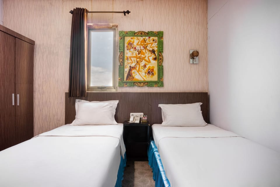 Deluxe Twin Room | Premium bedding, desk, WiFi (free), bed sheets