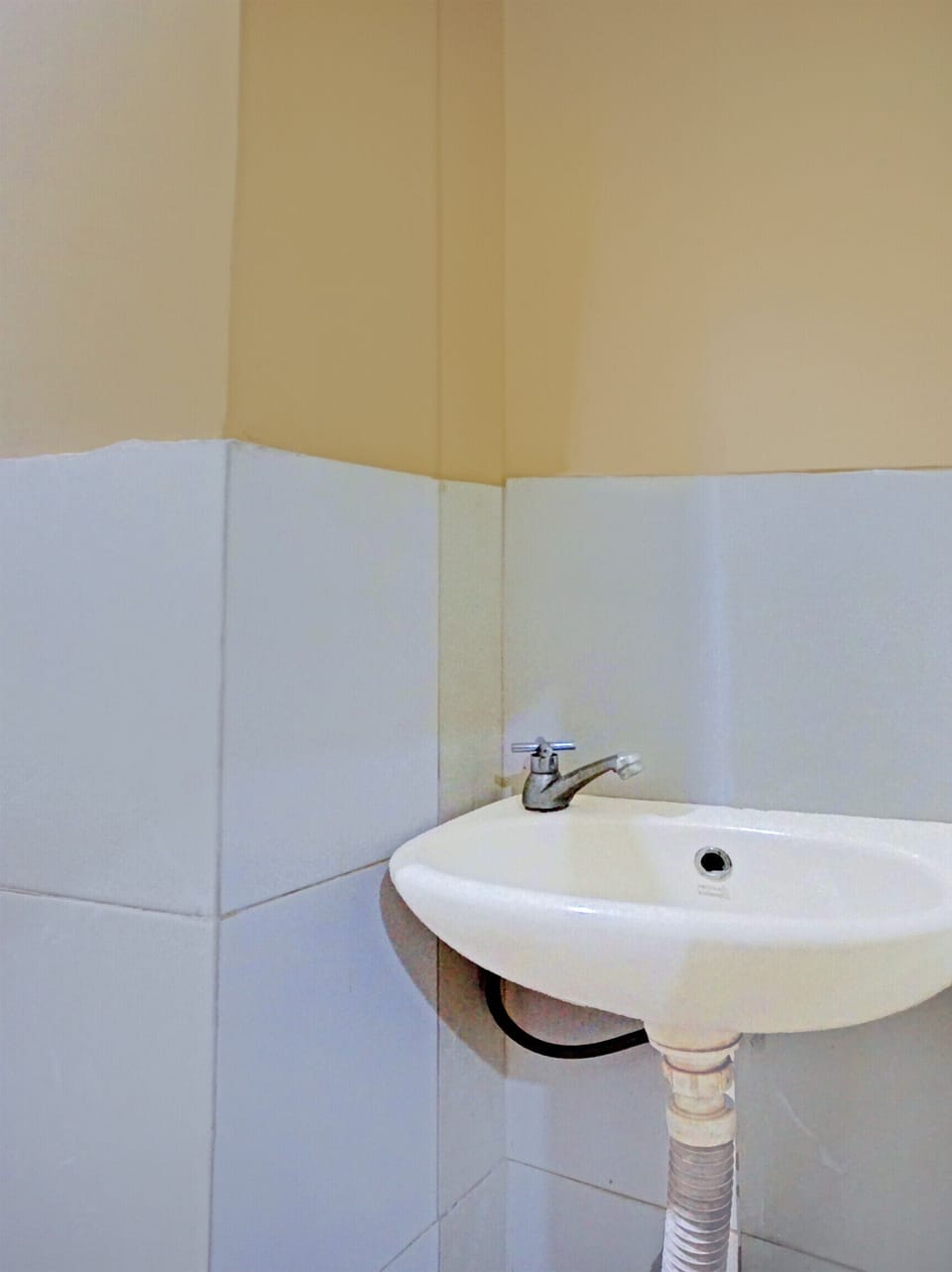 Shower, free toiletries, bidet, towels