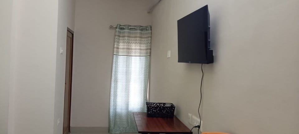 Basic Double Room, City View | Living area