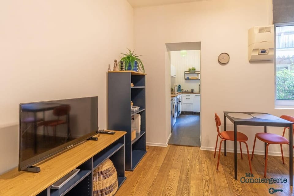 Espace séjour avec télévision et coin repas