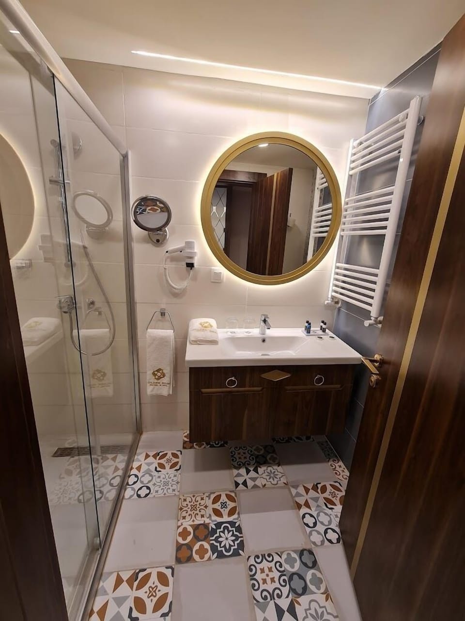 Standard Double or Twin Room | Bathroom | Shower, free toiletries, hair dryer, towels