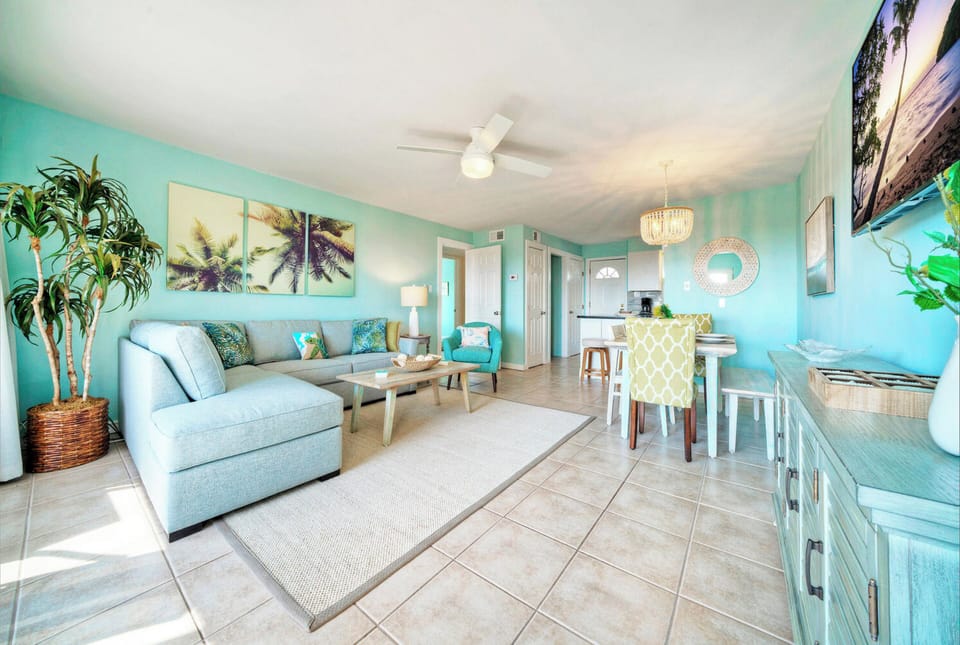Inviting and bright living room. (Rise N Beach)