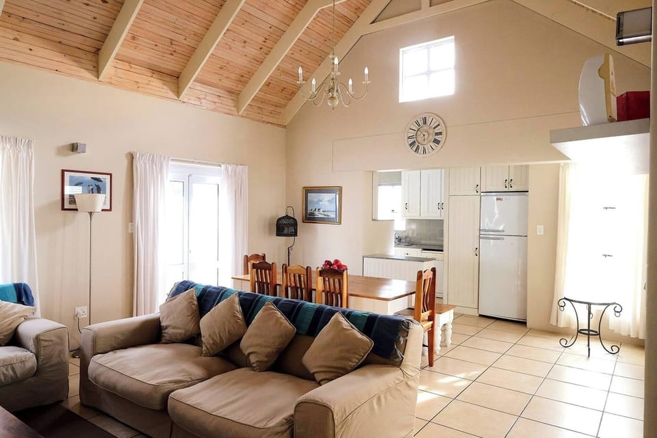 House, 3 Bedrooms, Smoking, Garden View | Living room