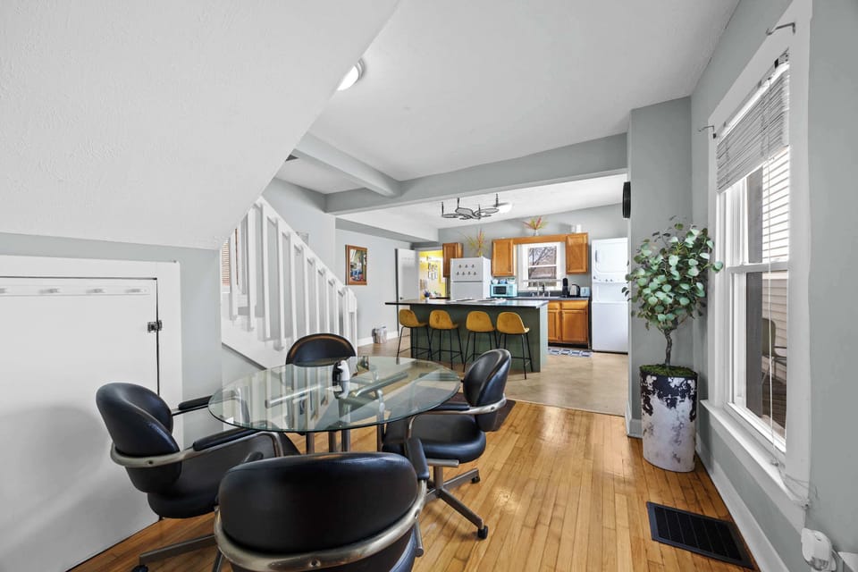 Kitchen: A cozy seating area perfect for enjoying meals or playing board games!