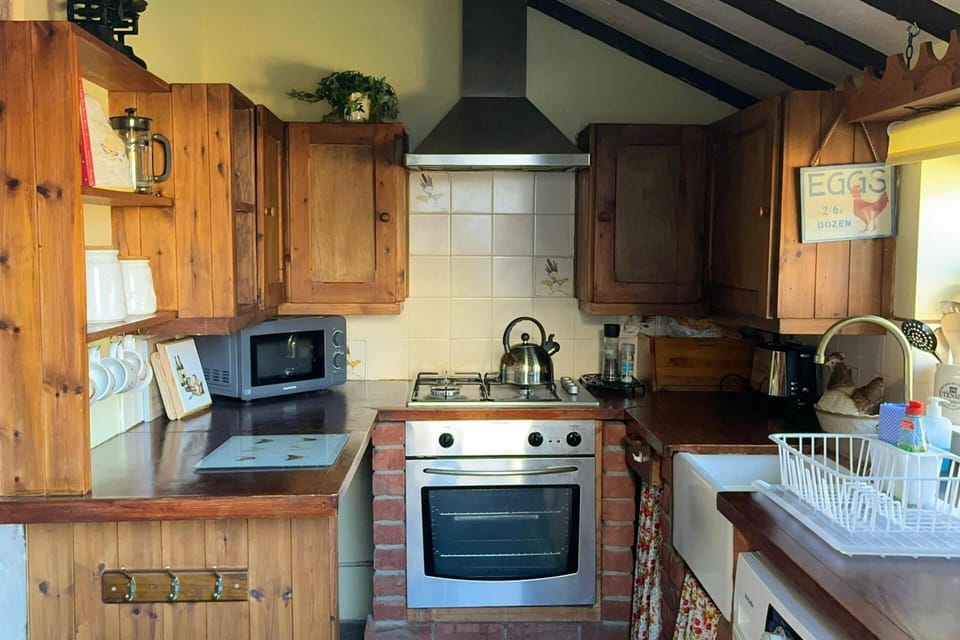 Cottage | Private kitchen | Fridge, microwave, oven, stovetop