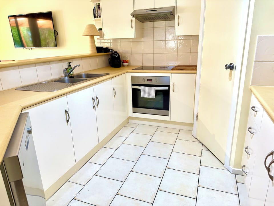 Modern Kitchen and Alfresco Dining
Fully equipped kitchen with walk-in pantry and BBQ area for indoor and outdoor meals.